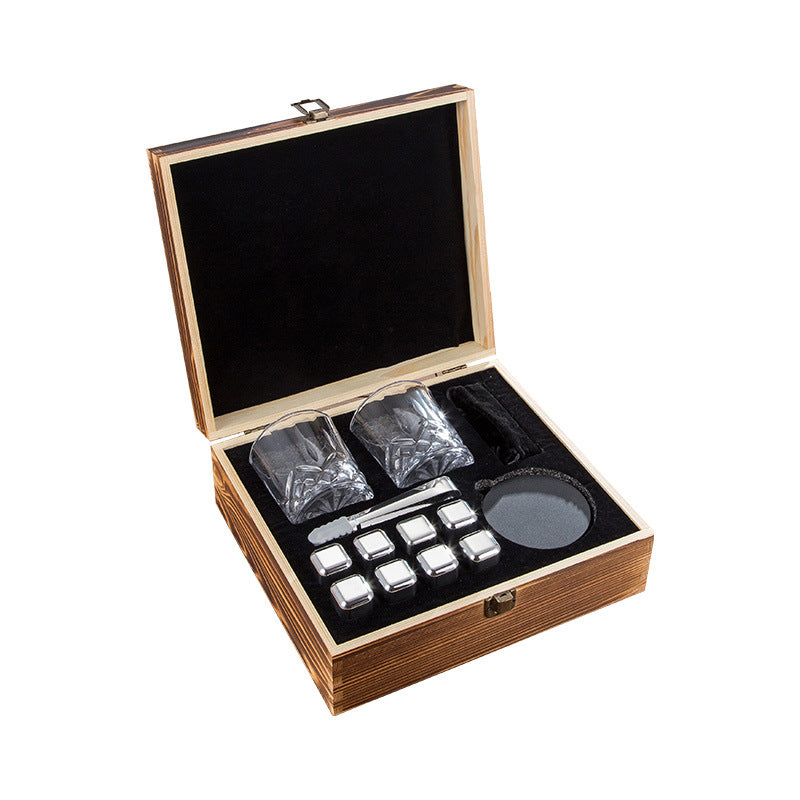 A 304 ice cube whisky ice  wooden box