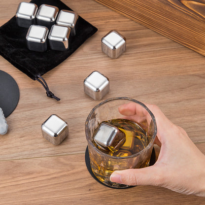 A 304 ice cube whisky ice  wooden box