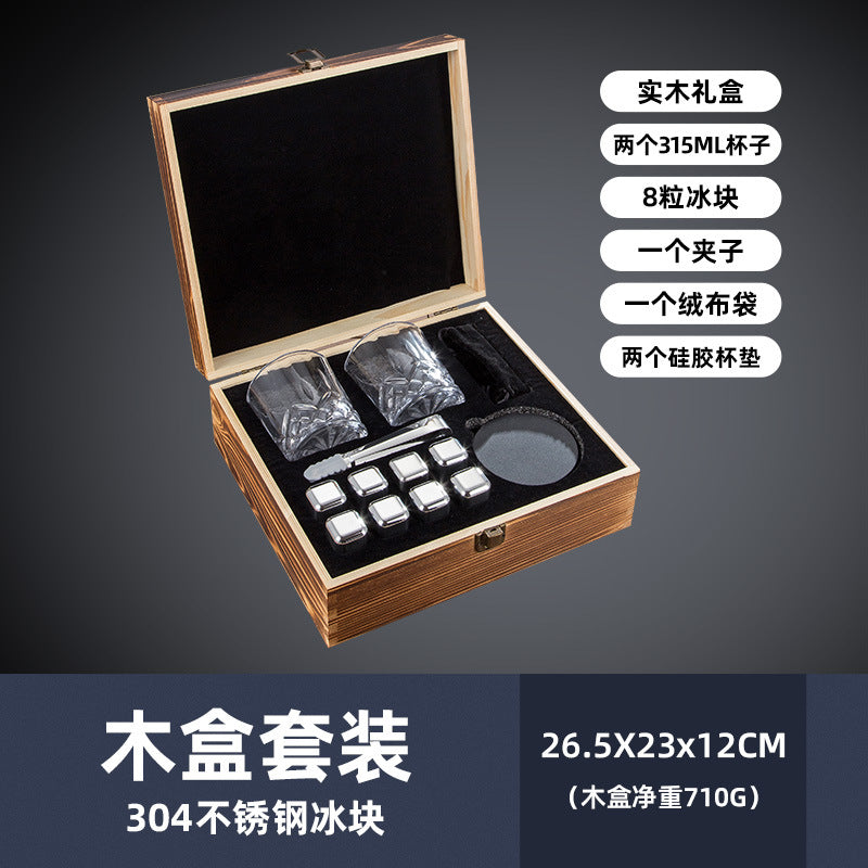 A 304 ice cube whisky ice  wooden box