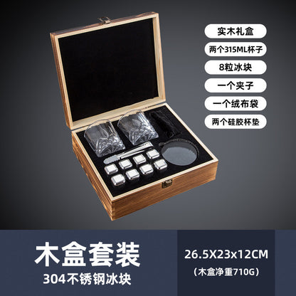 A 304 ice cube whisky ice  wooden box