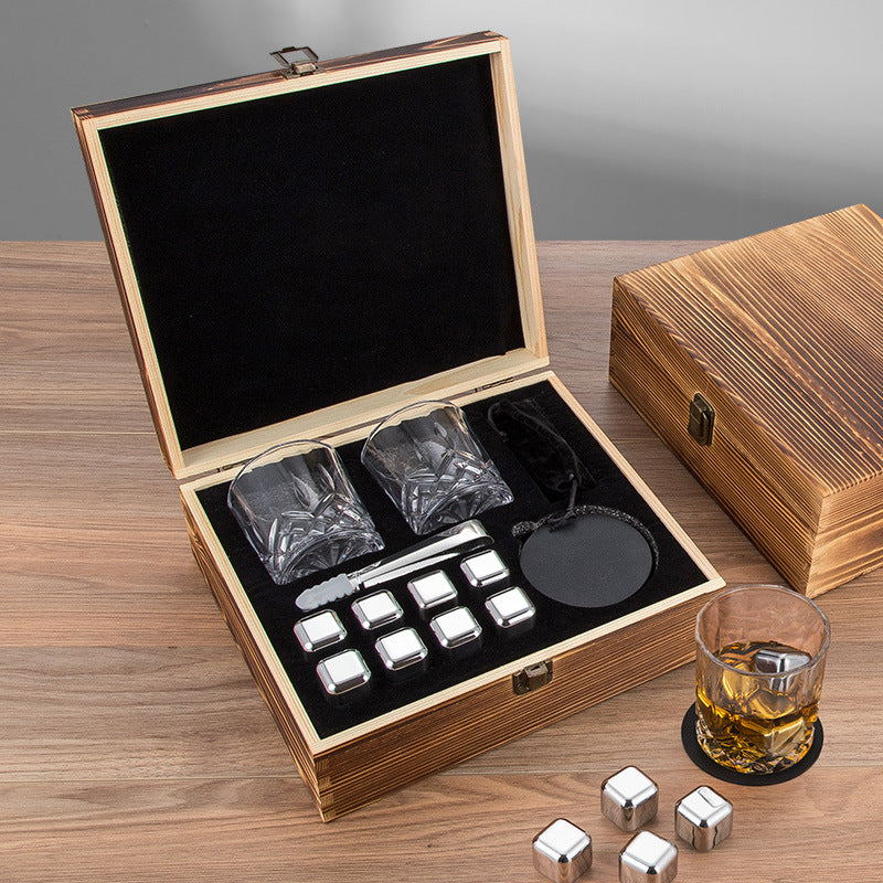 A 304 ice cube whisky ice  wooden box