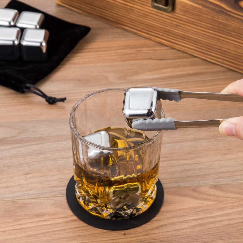 A 304 ice cube whisky ice  wooden box