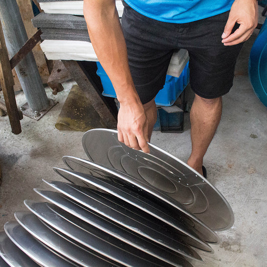 A 1:1 aluminum handheld model of Captain America's shield in the Avengers, made of all-metal metal